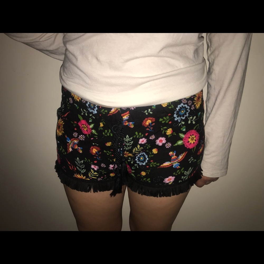 Flowery patterned short shorts!